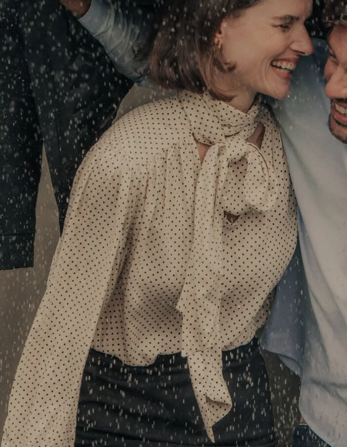 Blouse écrue satinée motif pois col lavallière Femme
