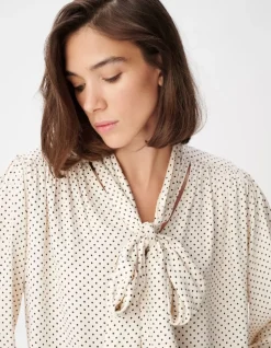 Blouse écrue satinée motif pois col lavallière Femme
