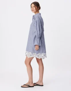 Robe chemise rayures bleue détail broderies dentelle Femme