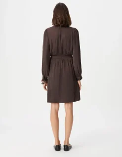 Robe courte marron satinée avec petits boutons Femme