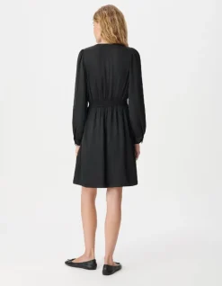 Robe courte noire satinée avec petits boutons Femme