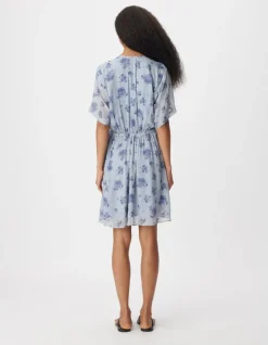 Robe fluide bleue imprimé fleurs à nouer côté Femme