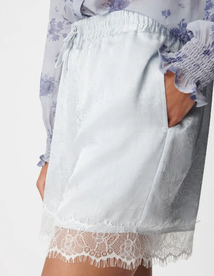 Short fluide bleu ciel satiné bordé dentelle Femme