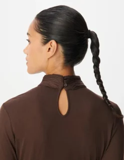 Tee-shirt col montant marron effets drapés Femme