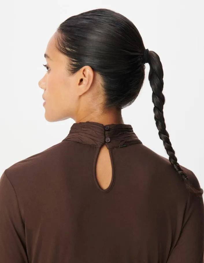 Tee-shirt col montant marron effets drapés Femme
