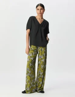 Top manches courtes noir satiné détails smocks Femme
