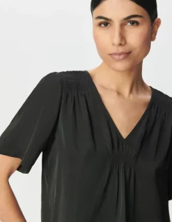 Top manches courtes noir satiné détails smocks Femme